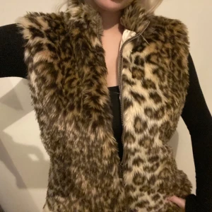 Leopardmönstrad pälsväst - supercool väst med dragkedja som tyvärr är för stor för mig