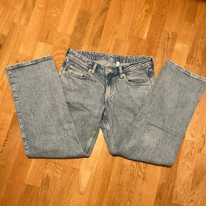 Jeans från Weekday - Säljer ett par Arrow jeans från weekday, storlek 27/30
