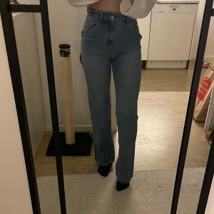 Blå jeans med hög midja - Säljer ett par snygga blå jeans med hög midja. De har har straight passform med detaljer på sidan. Använder inte längre🥰Använd fåtal gånger