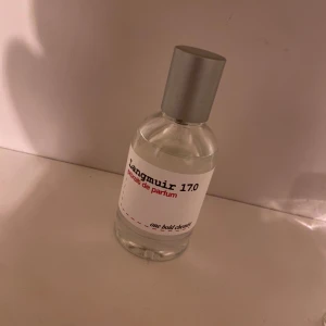 Langmuir 17.0 Eau de Parfum - LANGMUIR 17.0 EAU DE PARFUM FRÅN ONE BOLD CHEMIST Säljer en flaska Langmuir/ LV imagination från One Bold Chemist. Den har en fräsch doft med noter av citron och bergamott, där apelsin ger en ljus touch. Neroli fördjupar doften och en balans av te och trä ger en f