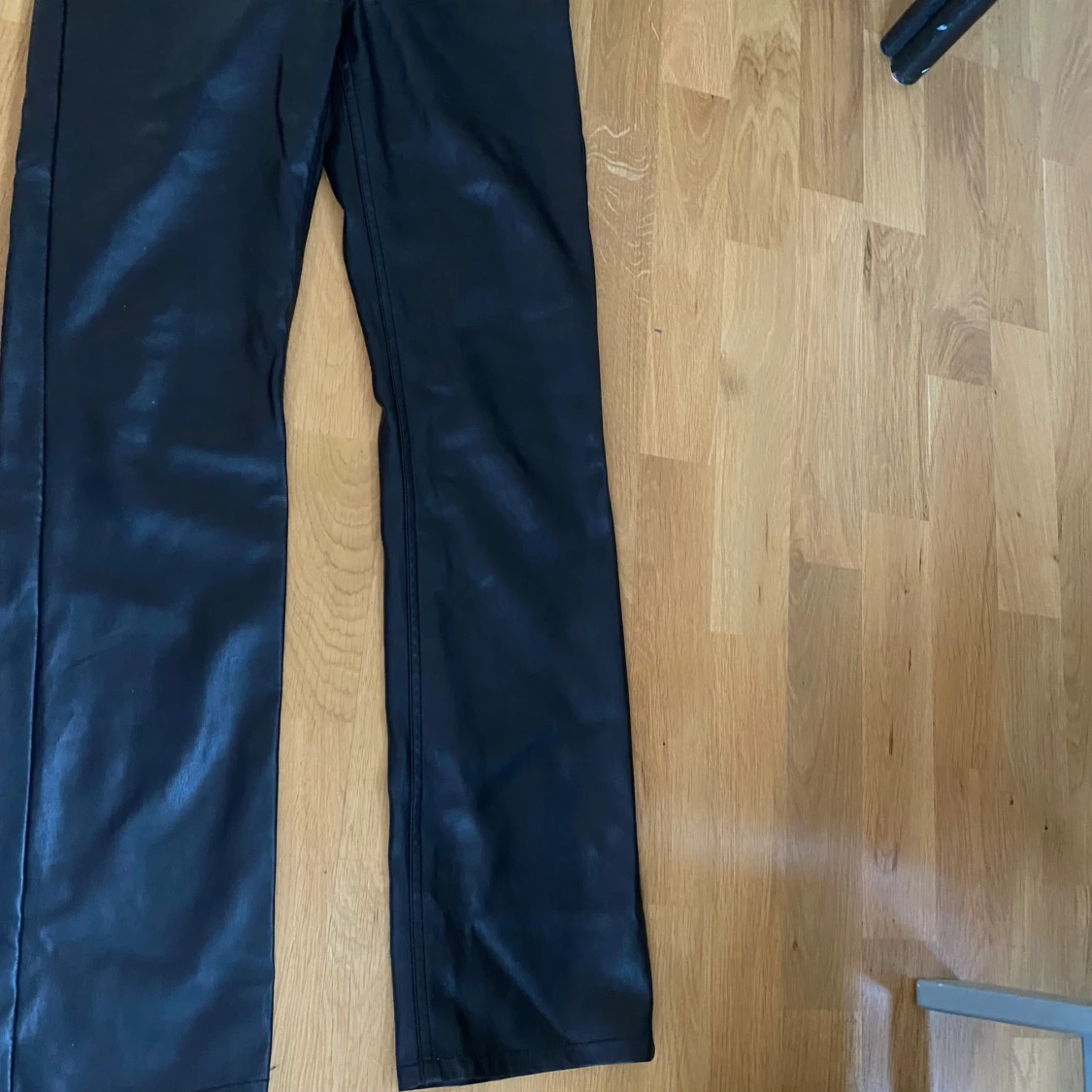 Svarta skinnbyxor från BikBok