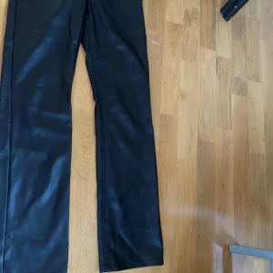 Svarta skinnbyxor från BikBok - Snygga svarta skinnbyxor från BikBok i storlek 34. De har en hög midja och en straight passform