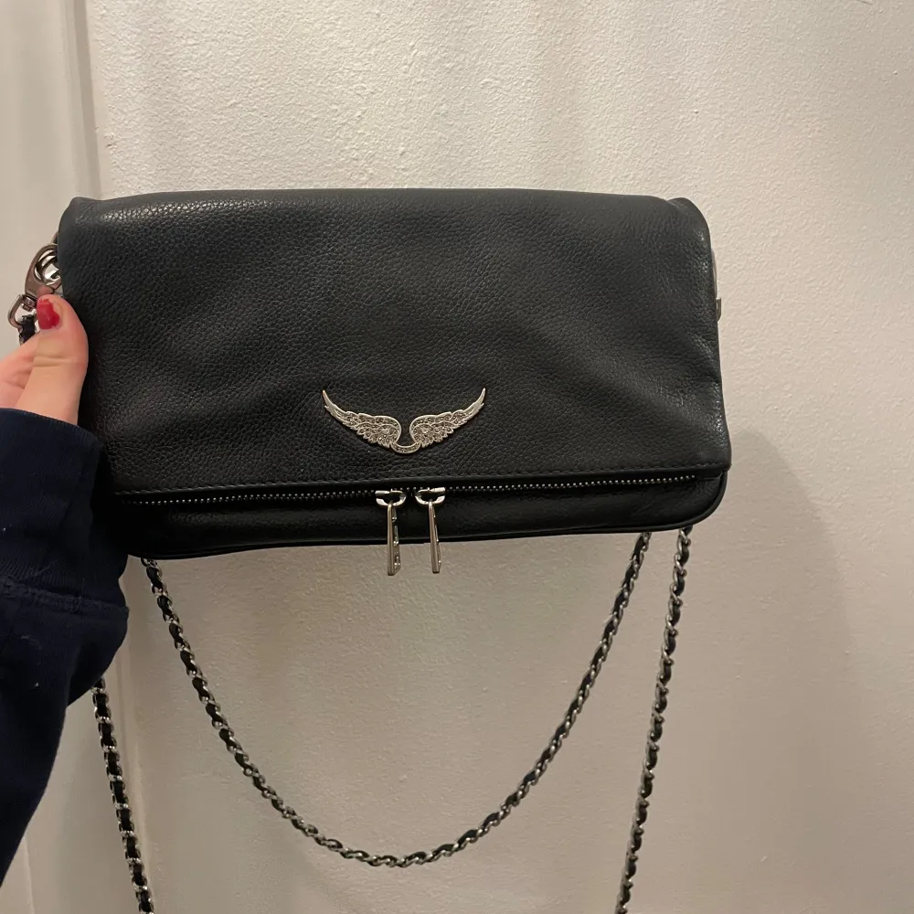 Säljer nu min Zadig väska som är i mycket bra skick. Den är köpt på Zalando för 3600kr. Dustbag ingår!!🥰. Väskor.