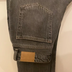 Jeans från Weekday - Säljer skitsnygga gråa jeans från Weekday. Är endast testade. Säljer för dom är för små för mig!🥲