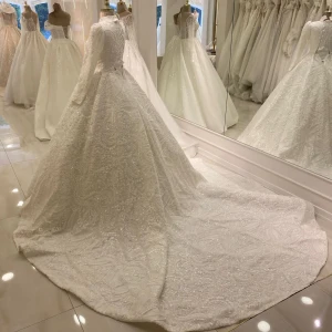 Vit bröllopsklänning med spets och pärlor - Fantastisk vit bröllopsklänning med lång släp och vackra spetsdetaljer. Klänningen är dekorerad med pärlor och paljetter som ger en glittrig effekt. Den har en elegant passform och är perfekt för en drömlik bröllopsdag. Klänningen har en klassisk, tidlös design.