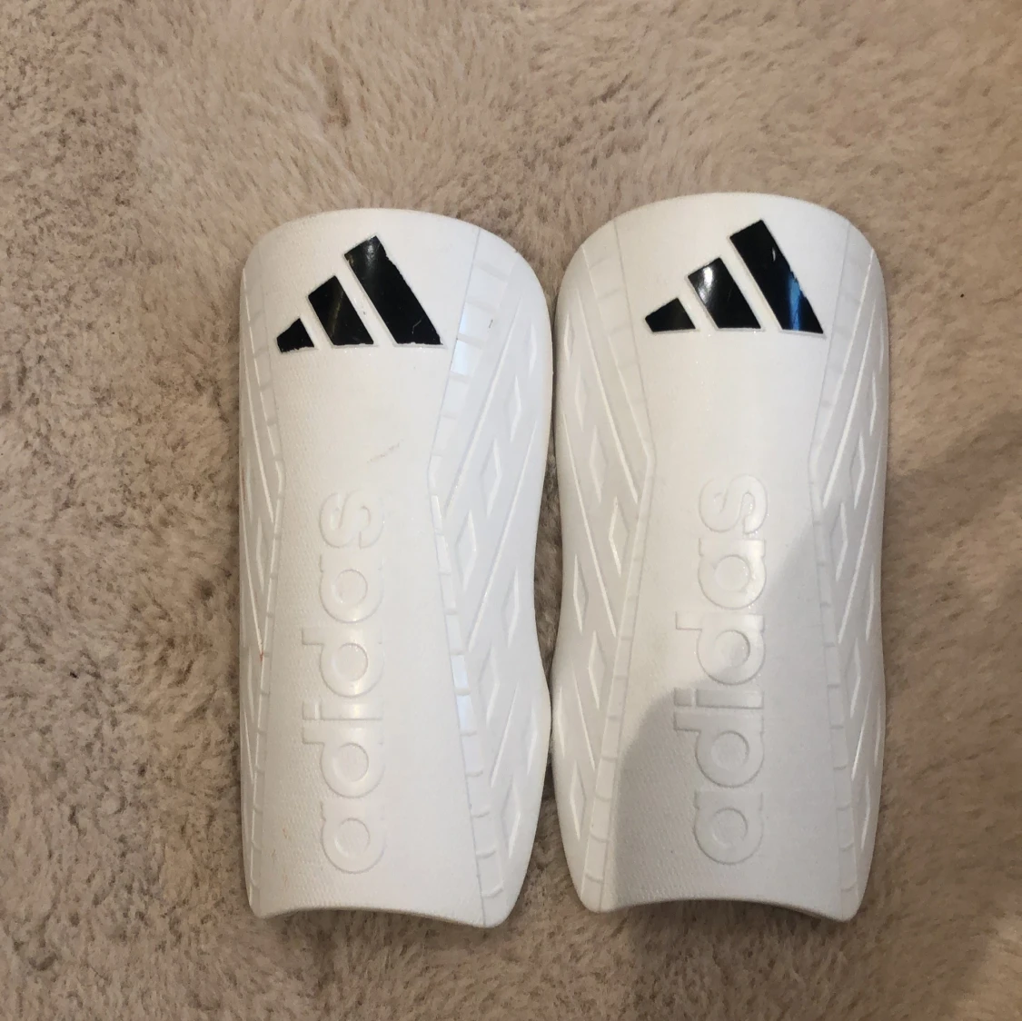 Vita benskydd från Adidas