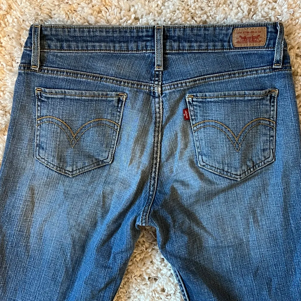 Säljer ett par snygga blå jeans från Levis  i modellen superlow 518. De är lågmidjade och har en klassisk femficksdesign med dragkedja och knapp. Perfekta för vardagsbruk och passar till det mesta i garderoben! Passar någon runt 165cm, midjemåttet är 38cm. Jeans & Byxor.