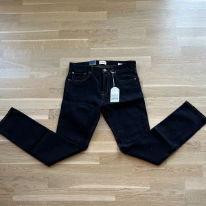 Mörkblå jeans från C.O.F. Studio - Säljer ett par snygga svarta jeans från C.O.F. Studio i storlek 34. De har en slim passform och är helt nya med etikett kvar. Perfekta för både vardag och fest! 🖤