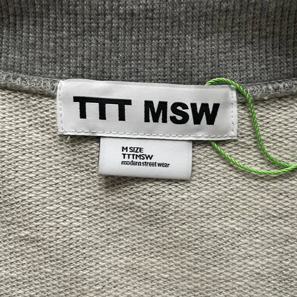 Beautiful gray crewneck from a Japanese brand called TTTMSW. Size M, but it's really oversized. Boxy cropped fit. Brand new with tags, retail price 209€ (≈2400kr). Extremely high quality, made in Japan.. Hoodies.