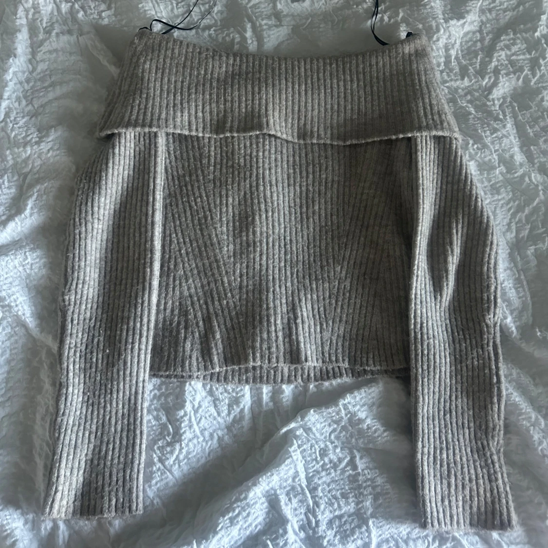 Beige offshoulder tröja - 90