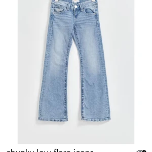 Chunky Low Flare Jeans - Säljer ett par snygga ljusblå jeans med låg midja och flare-stil som är nya. Slutsålda på hemsidan.