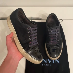 Lanvin - Säljer dessa feta lanvin cap toe med glans! Färg: Marinblå . Storlek uk8 vilket motsvarar storlek 42-43. Skick 7/10 snören behöver bytas. Dustbag ingår! Kan gå ner i pris vid snabb affär! Hör av dig vid minsta fundering!💯