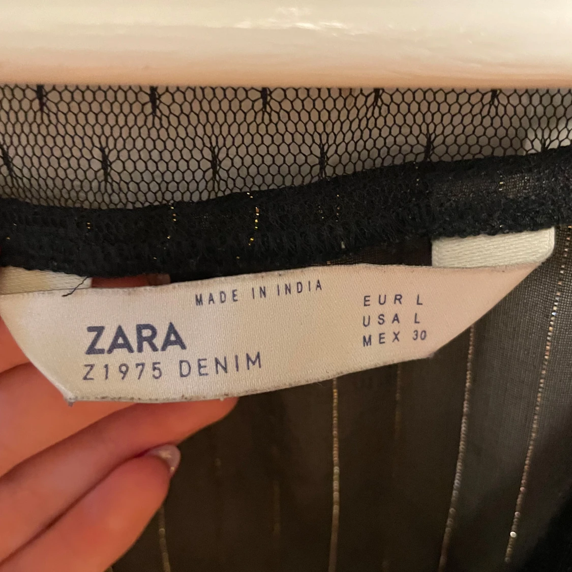 Svart blus med gulddetaljer - 2