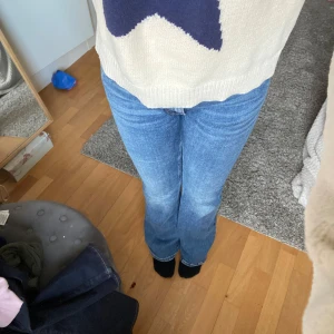 Gina jeans - Blåa jeans från ginatricot, low waist storlek 38