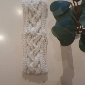 Stickat pannband med glitter - Hemmagjort stickat pannband. Vitt med glitter.