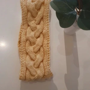 Stickat pannband  - Hemmagjort stickat pannband. 