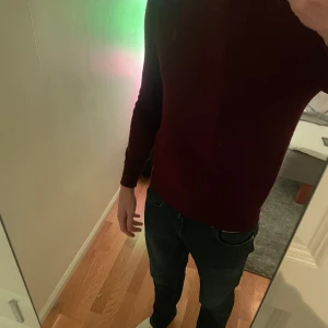 Vinröd tröja från Ralph Lauren - Säljer en snygg vinröd tröja från Ralph Lauren. Den är i bra skick och har långa ärmar. Perfekt för höst och vinter, och den är supermjuk och bekväm. Passar både till vardags och lite finare tillfällen. 🧶