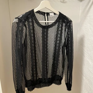 Spetstopp från Gina Tricot - Fin spetstopp från Gina Tricot. Säljer då jag aldrig har använt den tyvärr💕