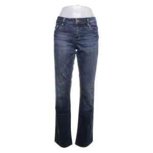 Blå jeans straight - Säljer ett par snygga blå jeans med bootcut. De är i väldigt bra skick, men kommer inte till användning. Det är storlek 36/24 från s. Olivers