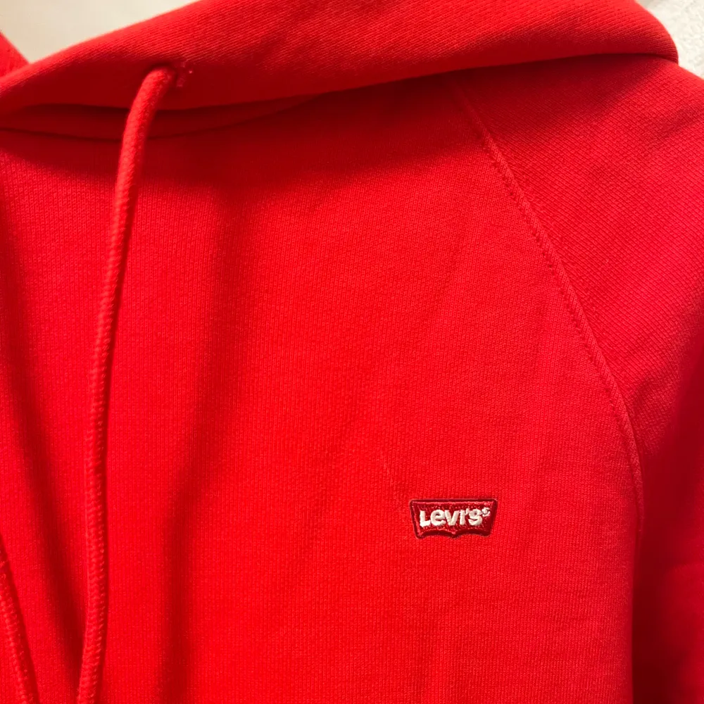 Fin klarröd hoodie från Levis, säljer då den aldrig har kommit till användning och är för liten💕. Hoodies.