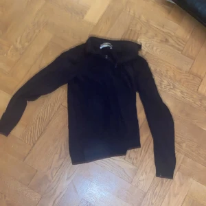 Svart polotröja från A Day's March - Säljer en stilren blå polotröja från A Day's March i storlek XS. Perfekt för både höst och vinter, med långärmad design som håller dig varm. Tröjan är i mycket bra skick och passar utmärkt till både vardag och fest. Ett måste i garderoben! Det är bara att höra av er vid frågor.
