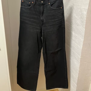 Levis Ribcage Wide Leg Jeans - Svarta Levis ribcage wide leg jeans. Längden är ner till fötterna på mig som är 162 cm. Sitter skitsnyggt men tyvärr för små för mig💕