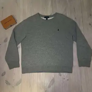 Tja, säljer en stilren grå sweatshirt från Polo Ralph Lauren i en storlek som motsvarar XS. Tröjan är i bra skick med noll defekter. Hör av er vid minsta fundering!🙌