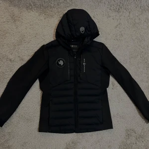 Sail Racing Antarctica Hybrid Hood - Säljer min sail racing jacka då den inte passar mig längre. Skick 9,5/10. Storlek S Herr. Priset kan sänkas till runt 650/750 vid snabbaffär! 