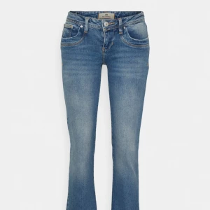 Blå bootcut jeans LTB - Säljer ett par snygga blå bootcut jeans i mycket bra skick. De är från Ltb och är slutsålda överallt. Perfekta för både vardag och fest.  Passar någon som är xs, och typ 160