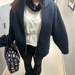 Mörkblå teddyjacka - Säljer denna populära bomberjackan från zara i strl m. Pris kan diskuteras 🥰