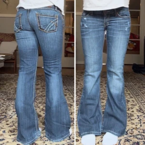 Lågmidjade bootcut jeans - Säljer dessa häftiga jeans som jag själv aldrig använt utan bara testat!💗Köpta på vinted och är i väldigt bra skick. Midjemåttet är 35cm tvärs över, innerbenslängden är 74cm💕