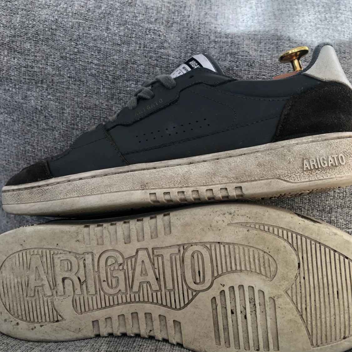 Gråa sneakers från Axel Arigato - 90