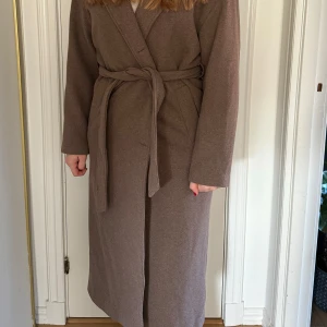 Brun kappa - Kappan är ifrån msch i storlek s/m men skulle säga att den är i m/L. Den är aldrig använd och är i jätte fint skick