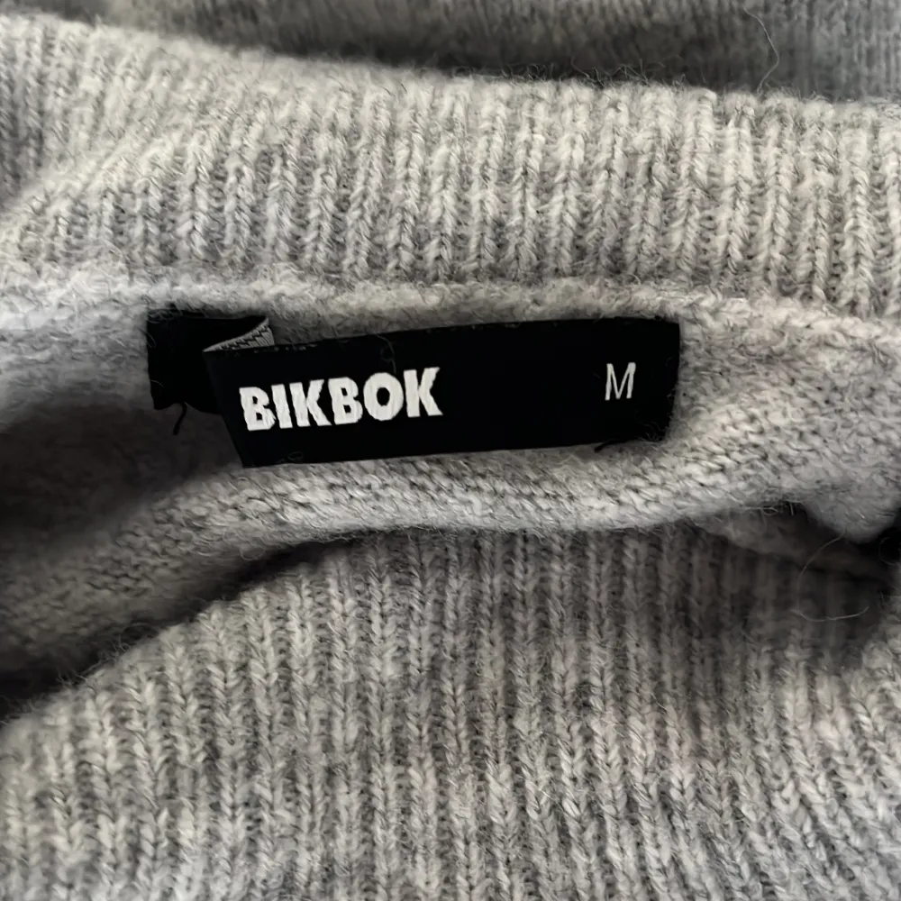 Säljer en supermysig grå polotröja från BIKBOK i storlek M. Är i mycket bra skick och är perfekt för kyliga dagar!❄️🩶. Neuleet.