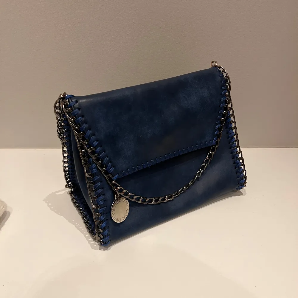 Blå väska från stella McCartney, köpt här på plick. Den är mycket använd och har lite defekter, skriv för mer info💗. Laukut & Käsilaukut.