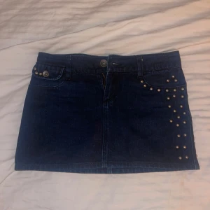 Jeanskjol Only - Snygg mörkblå jeanskjol från only med coola nitar på fram och baksidan. Kjolen har jättefina detaljrika fickor och design. Kontakta vid frågor och bilder!💕