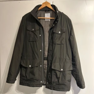 J.Lindeberg Field Jacka - Vi säljer nu denna supersnygga field jackan från J.lindeberg i färgen olivgrön, passar perfekt nu till höstens och vinterns kalla dagar | Skick 9,5/10 | Storlek: M | Hör av dig vid eventuella frågor!