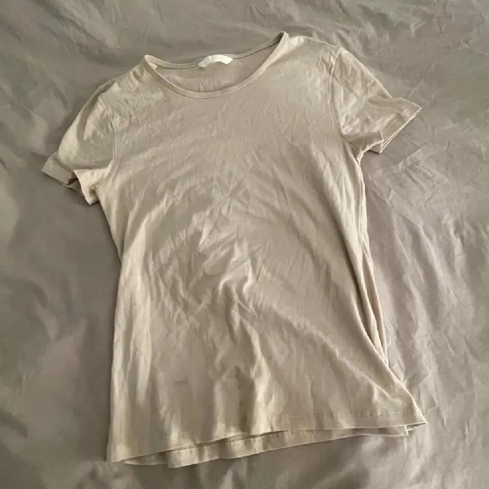 Säljer en beige t-shirt! Ny ej använd så inga defekter💓🫶🏼. T-shirts.