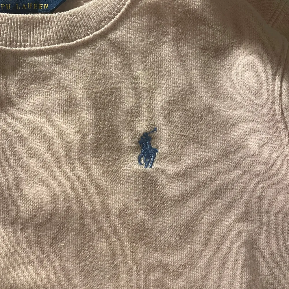 Säljer en superfin tröja från Polo Ralph Lauren. Rosa med blått märke i ca st 140-146 skulle jag säga. Tröjan är i bra skick och har inga tecken på andväning❣️. Tröjor & Koftor.