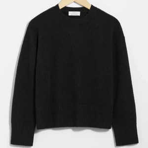 Svart stickad tröja  - Ursnygg stickad tröja från & Other Stories!! Skicket är fint, skriv för fler bilder eller frågor💗