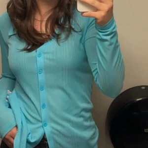 Turkos ribbad kofta från Bikbok - Säljer en snygg turkos kofta från Bikbok i ribbat material. Den har långa ärmar och knappar hela vägen ner. 💙