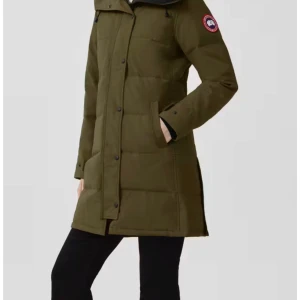 Shelburne parka canada goose military green - Säljer en canada goose jacka som är i nyskick inga defekter, jätte varm och snygg men har en jacka jag gillar mer. Rök och djurfri, skickar gärna fler bilder. Köpt på therlunds i mall of Scandinavia för ett år sedan. Har tyvärr inget kvitto. Kan gå ner i pris vid snabb affär