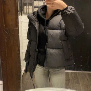 Svart pufferjacka - Säljer en svart pufferjacka i bra skick. Den är perfekt för kalla dagar med sin tjocka vaddering och dragkedja framtill. Jackan har en normal passform och långa ärmar, vilket gör den idealisk för både höst och vinter. En stilren och praktisk jacka för alla tillfällen! Använd men inga hål! Så sparsamt använd! Ifrån hm i storlek s. Super fint och passar till allt🤍