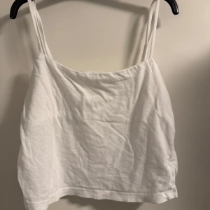 Vit linnetopp från 157 - Säljer en enkel och stilren vit linnetopp från 157 i storlek S. Perfekt för sommardagar eller som ett basplagg i garderoben. Toppen har smala axelband och är i ett mjukt bomullsmaterial. Passar till både jeans och kjol!