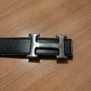 Bälte - Är i nyskick men använd ett par gånger. Storlek 105cm. Priset är inte hugget i sten