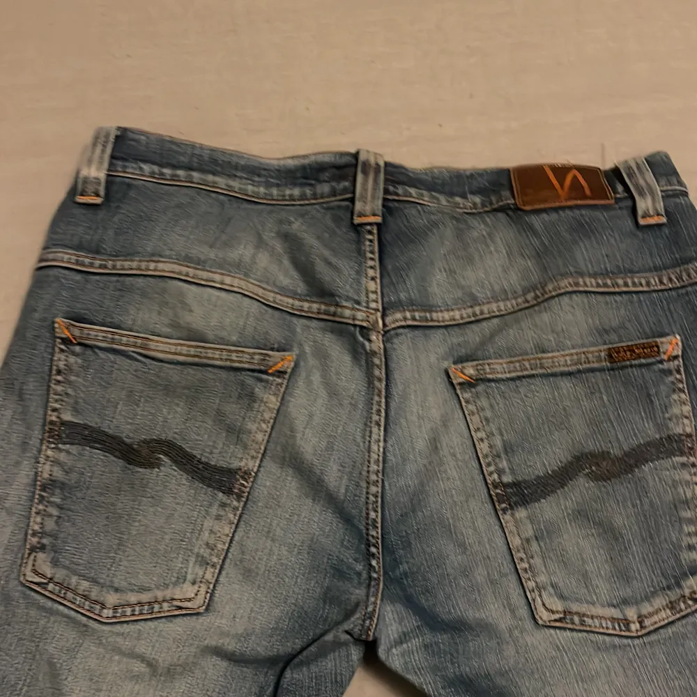 Riktigt feta jeans med slitnings detaljer! Köpt 2012 av min pappa, men jag började använda den nyligen. W 36 men passar som en 34x34.. Jeans & Byxor.