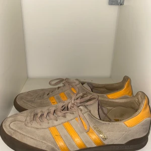 Adidas jeans  - Säljer mina skor i storlek 44/5 för 450 kr. Pris kan diskuteras 