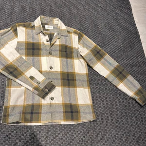 Ciszere Overshirt  - Säljer denna snygga Ciszera overshirten en av mina favorit plagg, som jag tyvärr vuxit ur. Perfekt under hösten och inför våren. Storlek M, mycket bra skick. Pris 900 kr 