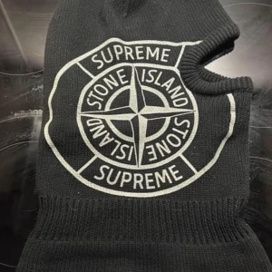 Svart balaclava från Stone Island x Supreme - Säljer en svart balaclava från Stone Island x Supreme. Den är stickad och har en stor broderad logga framtill som lyser grönt i mörkret. Perfekt för vintern och håller dig varm med stil. 
