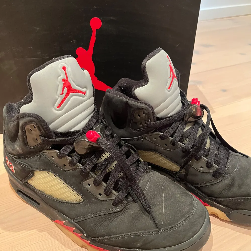 Säljer ett par Air Jordan 5 Retro Gore-Tex i färgen Off-Noir. Skorna har en cool svart design med röda detaljer och en unik sula. De är perfekta för både samlare och sneakerheads. Skorna är i bra skick och kommer med originalkartong. Perfekta för höst och vinter!. Skor.